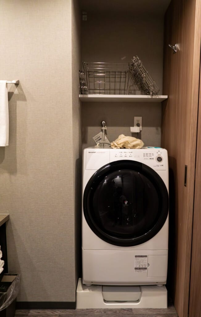 Una lavadora en una habitación de hotel en Japón