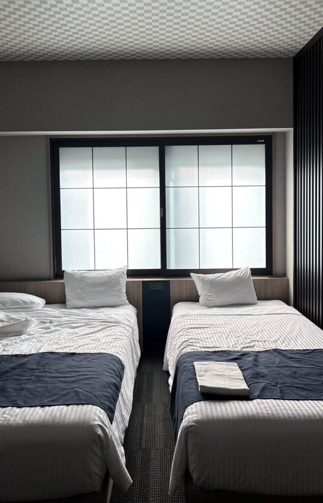 Dos camas y una ventana de estilo japonés