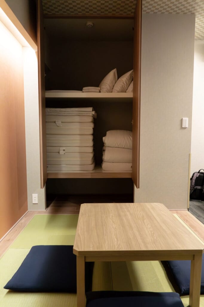Una zona de tatami con futones en un armario
