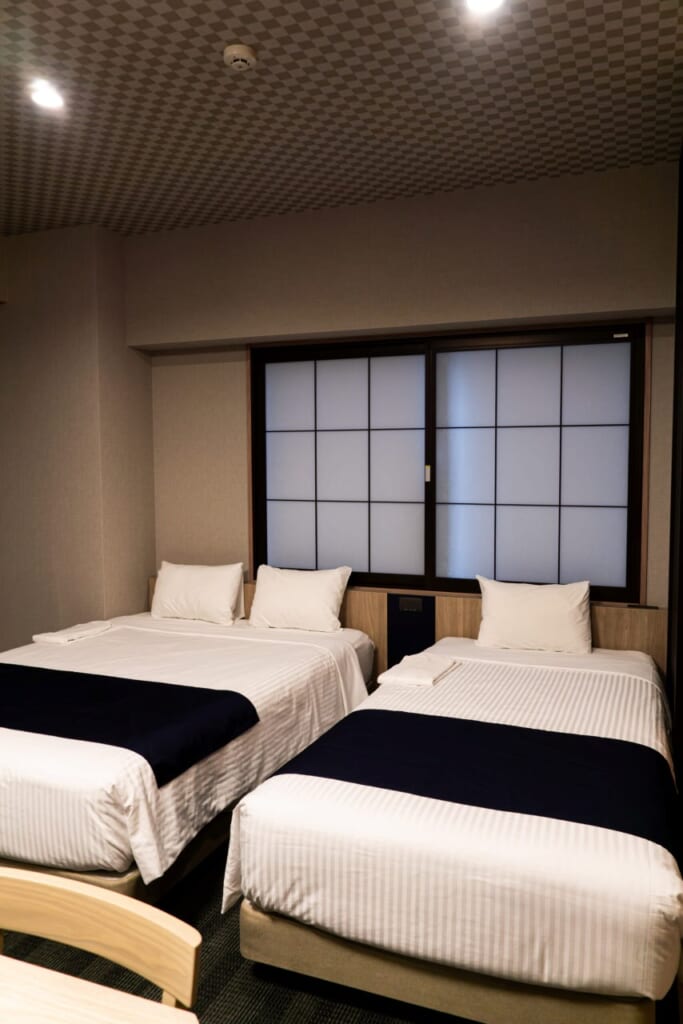 Dos camas en un hotel japonés