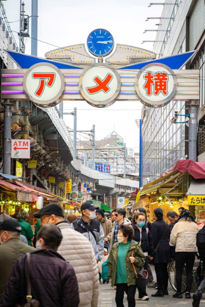 Imagen general del mercado de Ameyoko repleto de gente