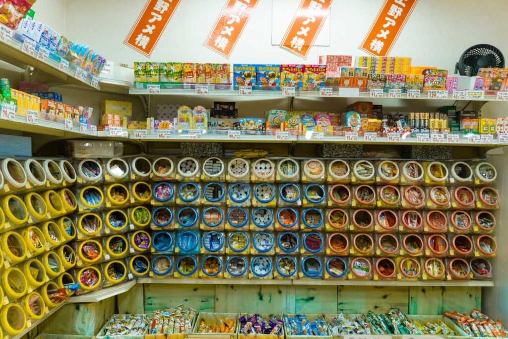 Una tienda de snacks en Ameyoko