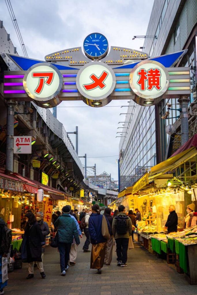 El mercado Ameyoko de noche