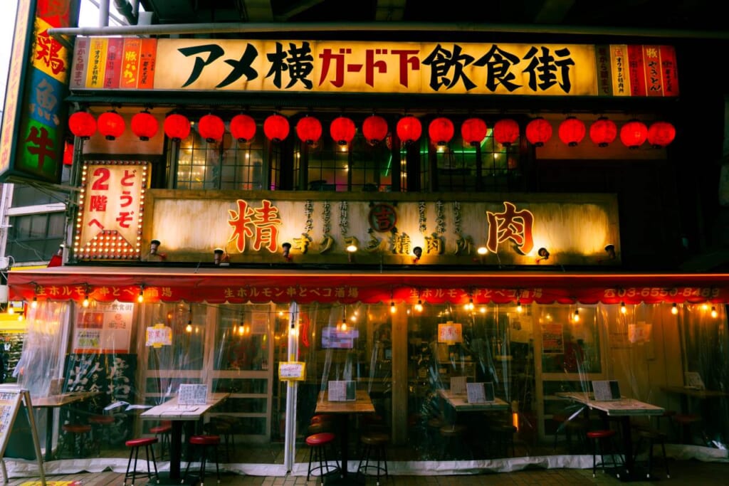 Un bar iluminado en Ameyoko