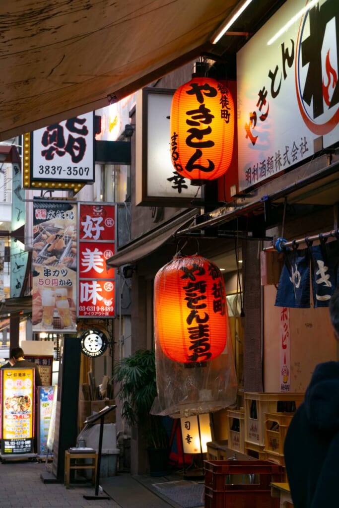 Faroles japoneses de un restaurante izakaya