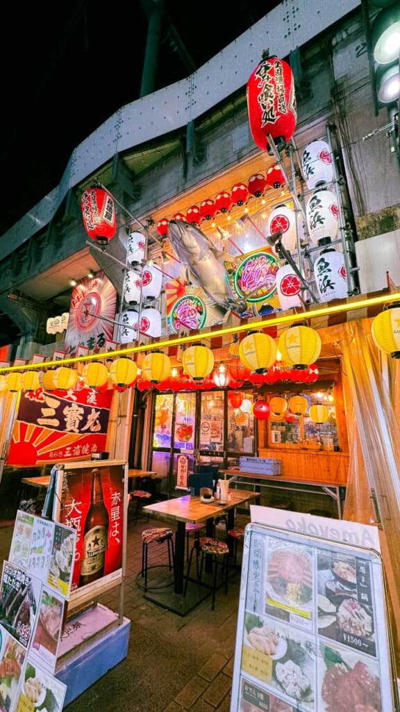 Un restaurante luminoso en Ameyoko