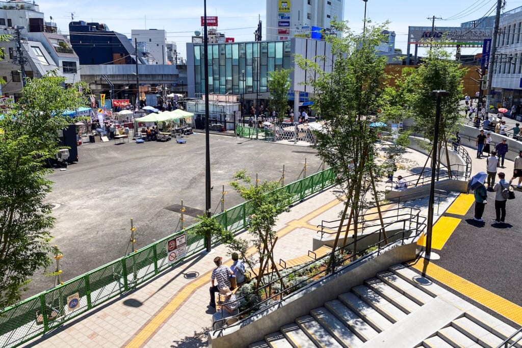 Plaza frente a la estación de Shimokitazawa