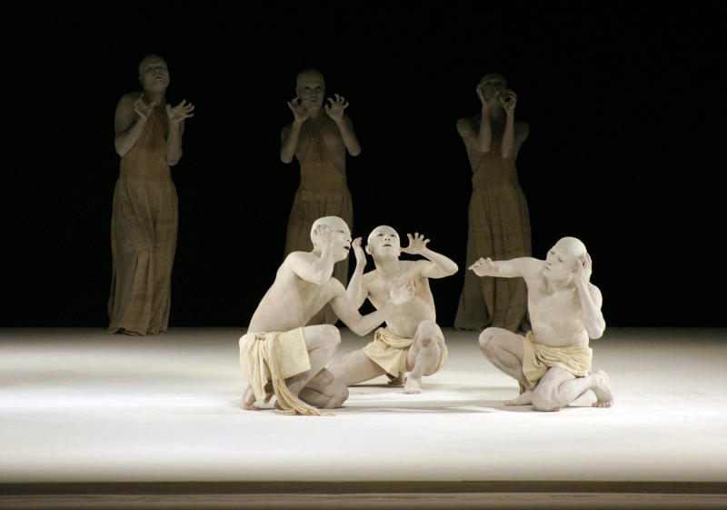 Actuación de Butoh de Sankai Juku con seis bailarines pintados de blanco