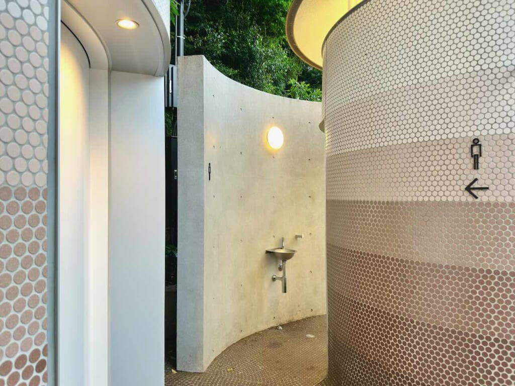 Detalle de un baño público en Japón