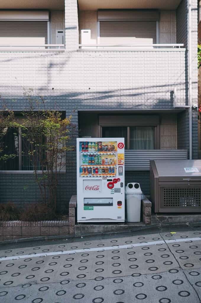 Una máquina expendedora en una calle  japonesa