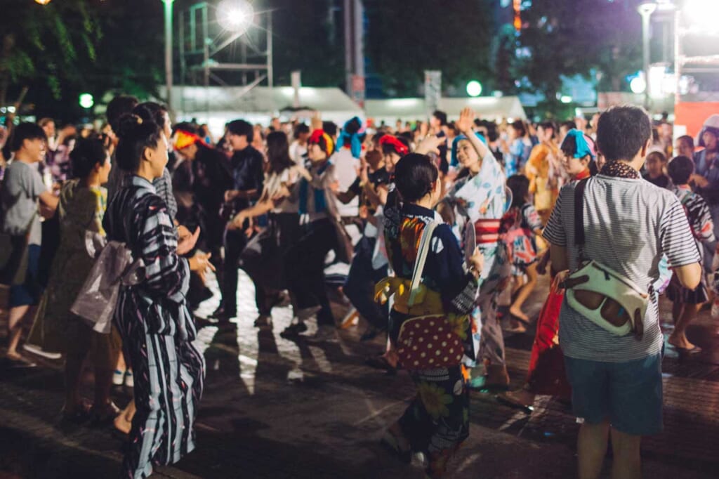 gente en un festival de verano en japón