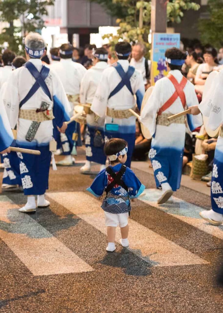 awa odori durante el verano en japón