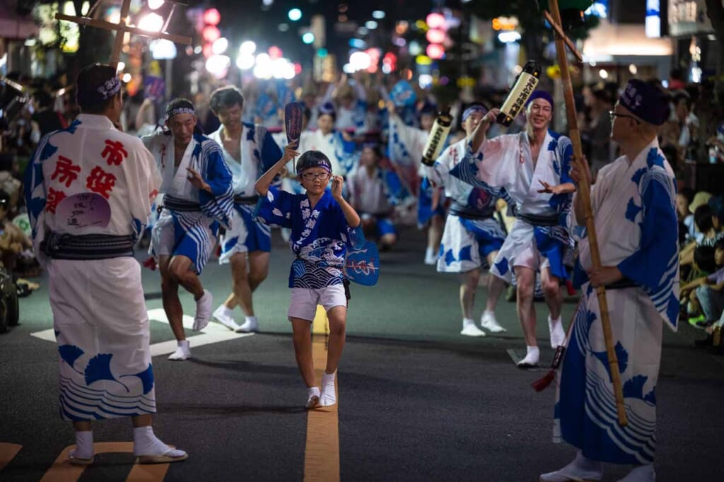 niño con ropa tradicional en verano en japón