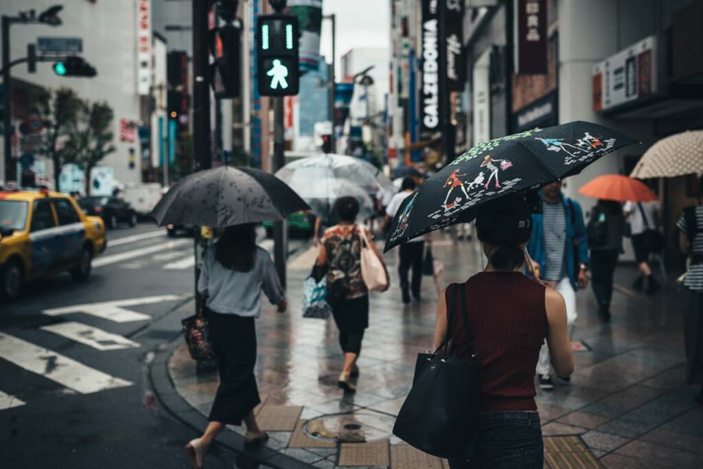 Gente con paraguas caminando en la lluvia