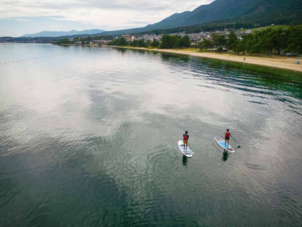 Personas sobre tablas de SUP