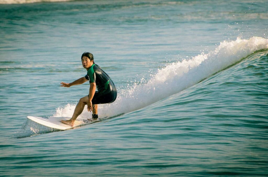 Persona sobre una tabla de surf