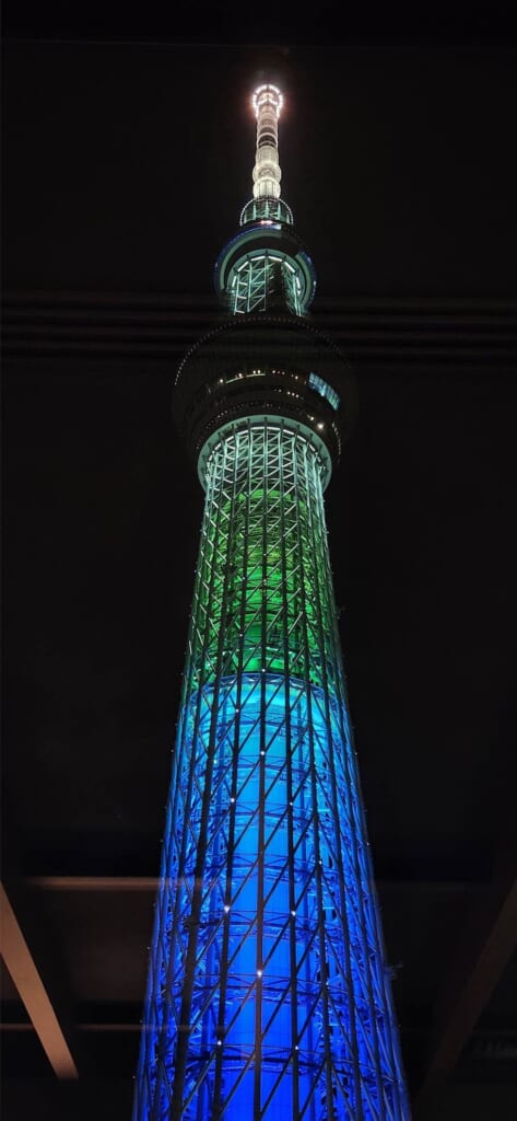 Tokyo Skytree iluminada de noche