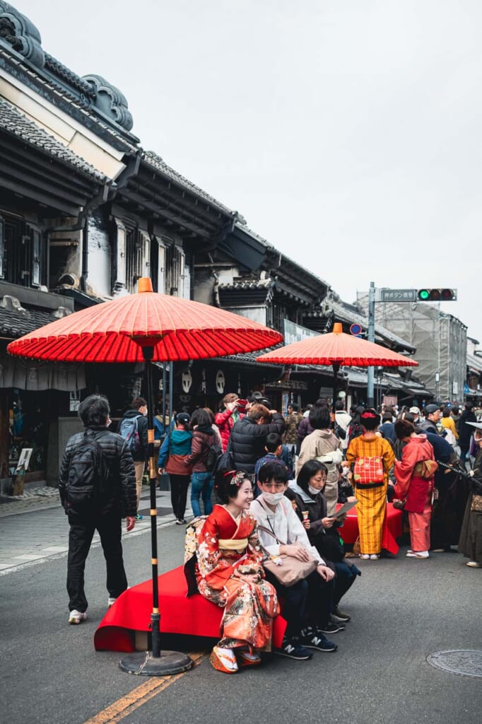 Una chica vestida con kimono en una de las calles de Kawagoe