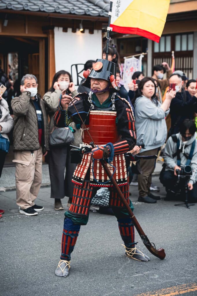 Un señor vestido con el traje de guerrero japonés