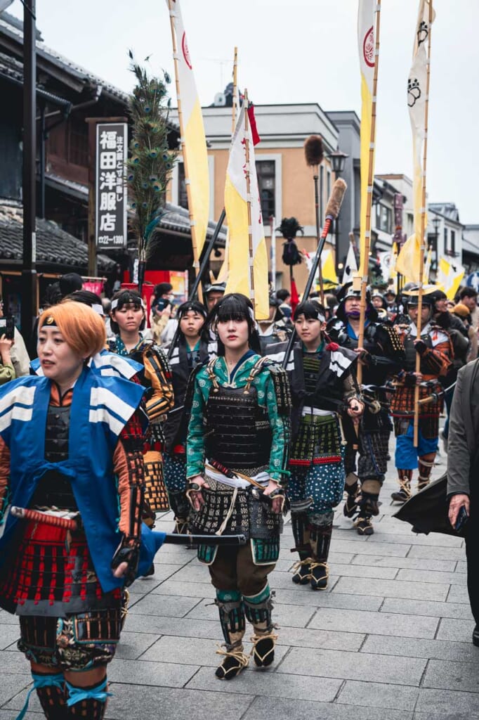 Desfile en Kawagoe con trajes de guerreros japoneses