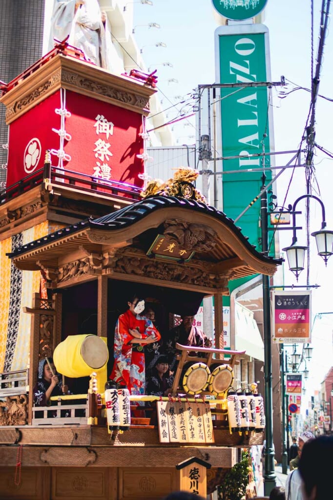 Una carroza en una fiesta tradicional en Kawagoe