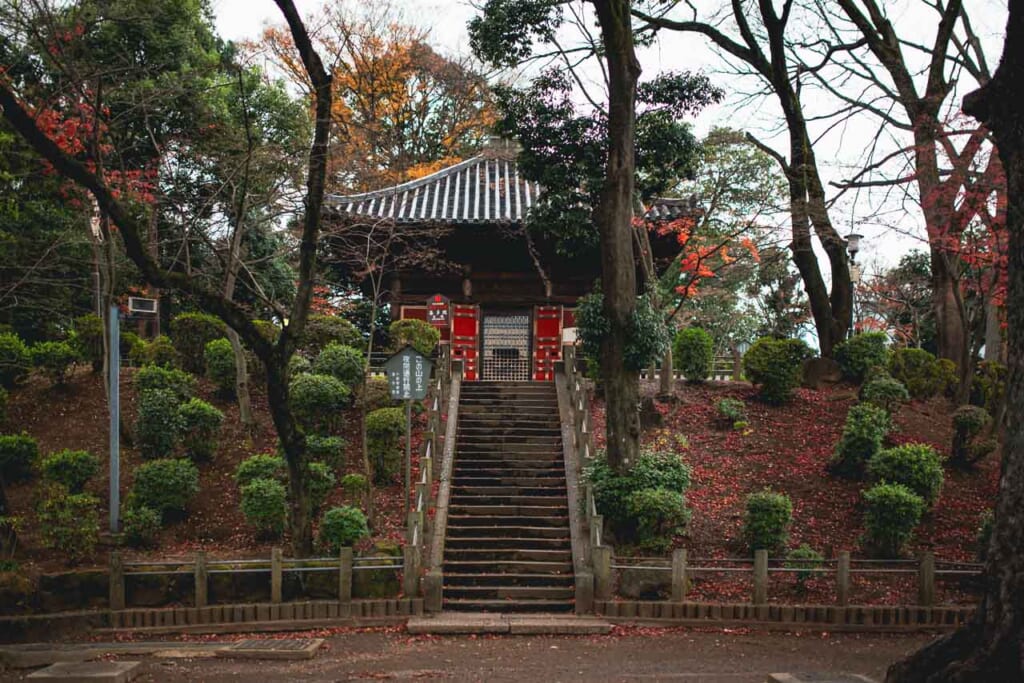 Pequeño edificio en un templo japonés