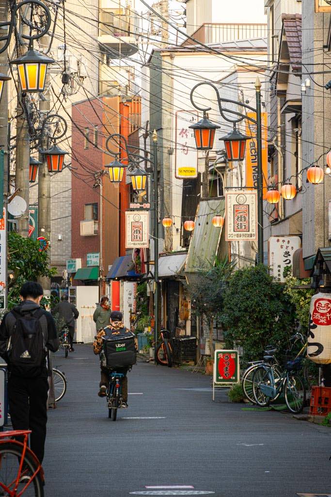 Una de las calles de Asagaya durante la golden hour