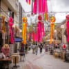 Una calle decorada durante la celebración del tanabata en Japón