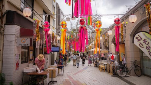 Una calle decorada durante la celebración del tanabata en Japón