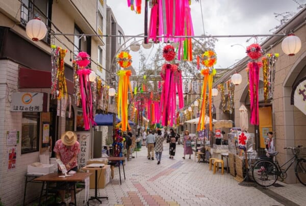 Una calle decorada durante la celebración del tanabata en Japón