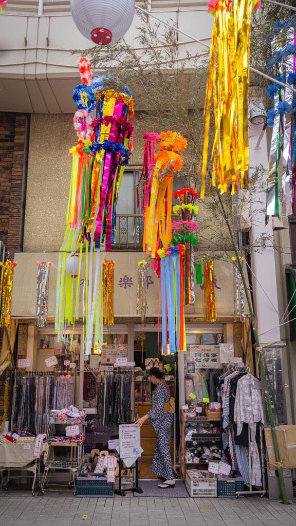 Decoraciones del Tanabata enfrente de una tienda de kimonos