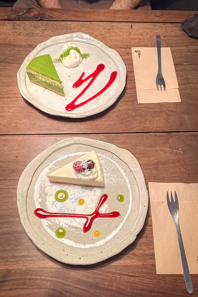 Un pastel de matcha y otro de cheesecake 