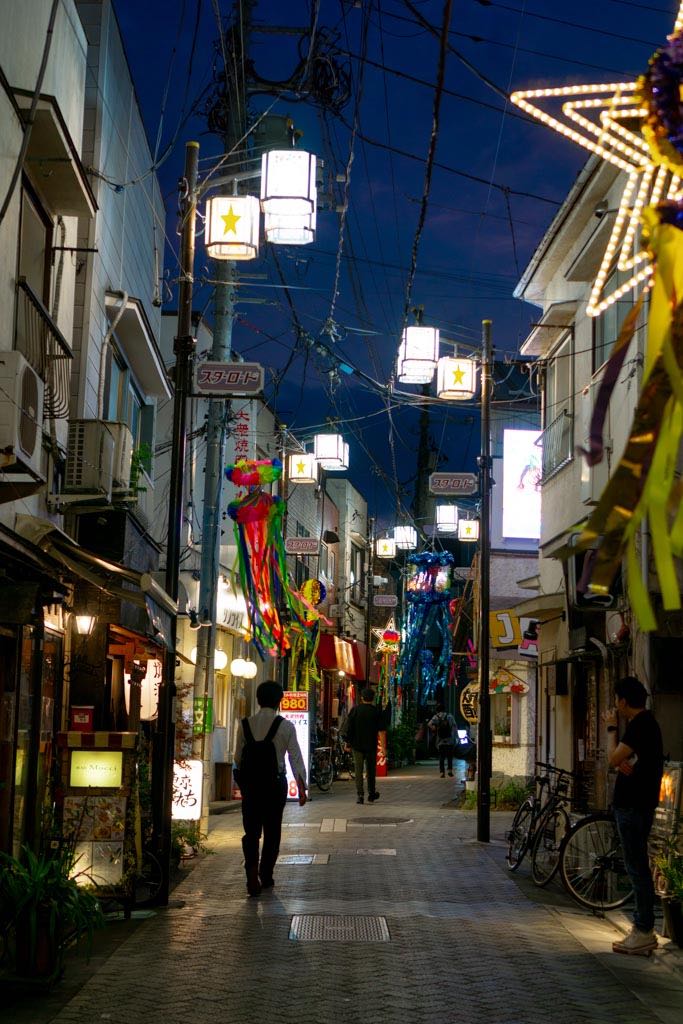 Una de las calles nocturnas del barrio de Asagaya