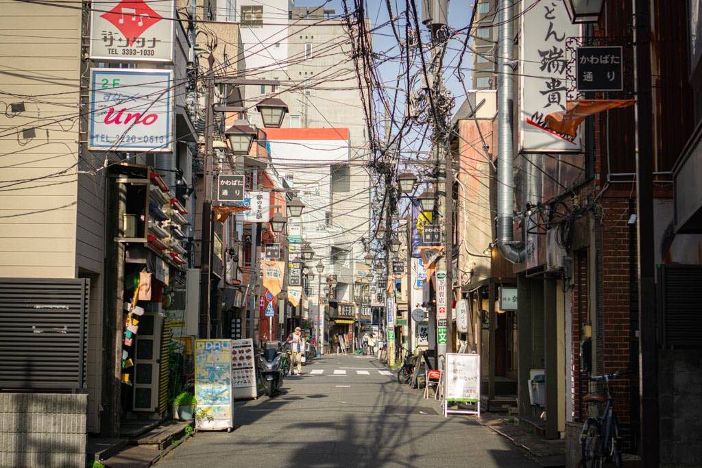 Una calle en el barrio de Asagaya llena de cables colgando