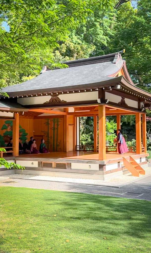 un escenario de teatro tradicional japonés