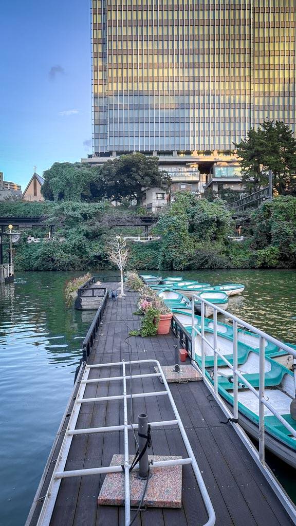 La cafetería Canal café en Tokio con barcos