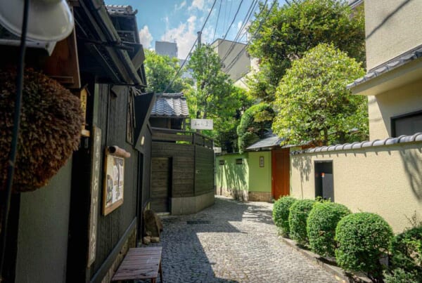 la calle tradicional de Hyogo Yokocho con casas tradicionales