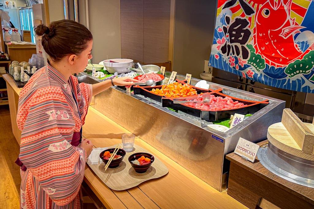 Eligiendo pescado para comer en el Toyosu Manyo Club