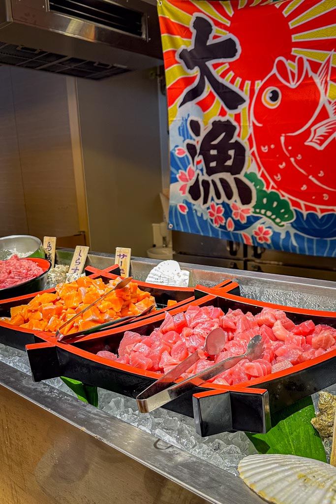 varios tipos de sashimi en un bufé libre en Tokio