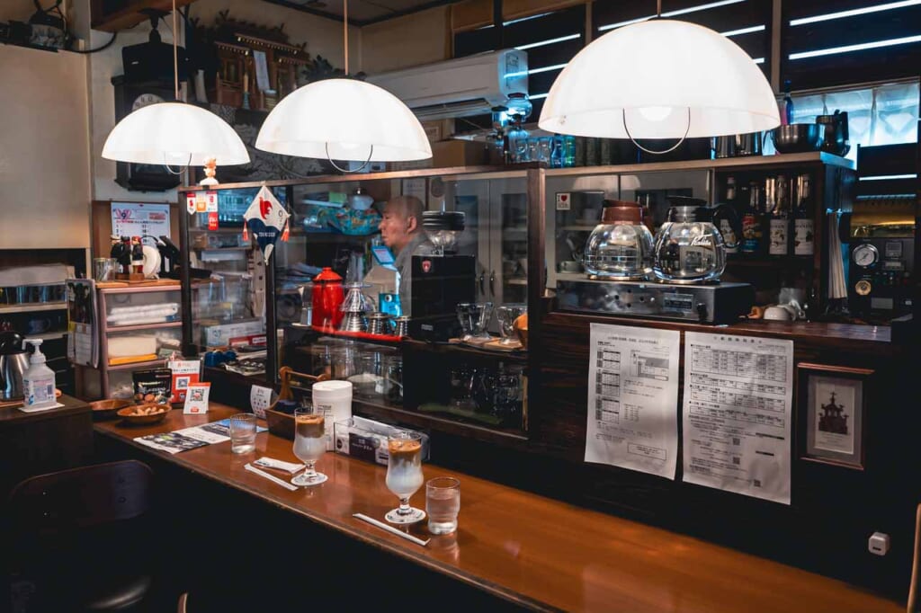 Una cafetería retro en Ojika