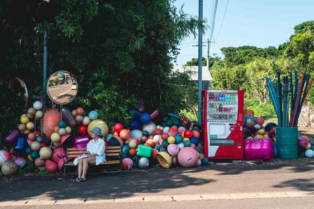 Una escultura hecha con materiales reciclados