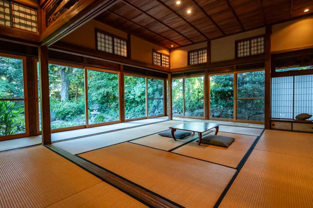 Una sala de una casa tradicional con tatami