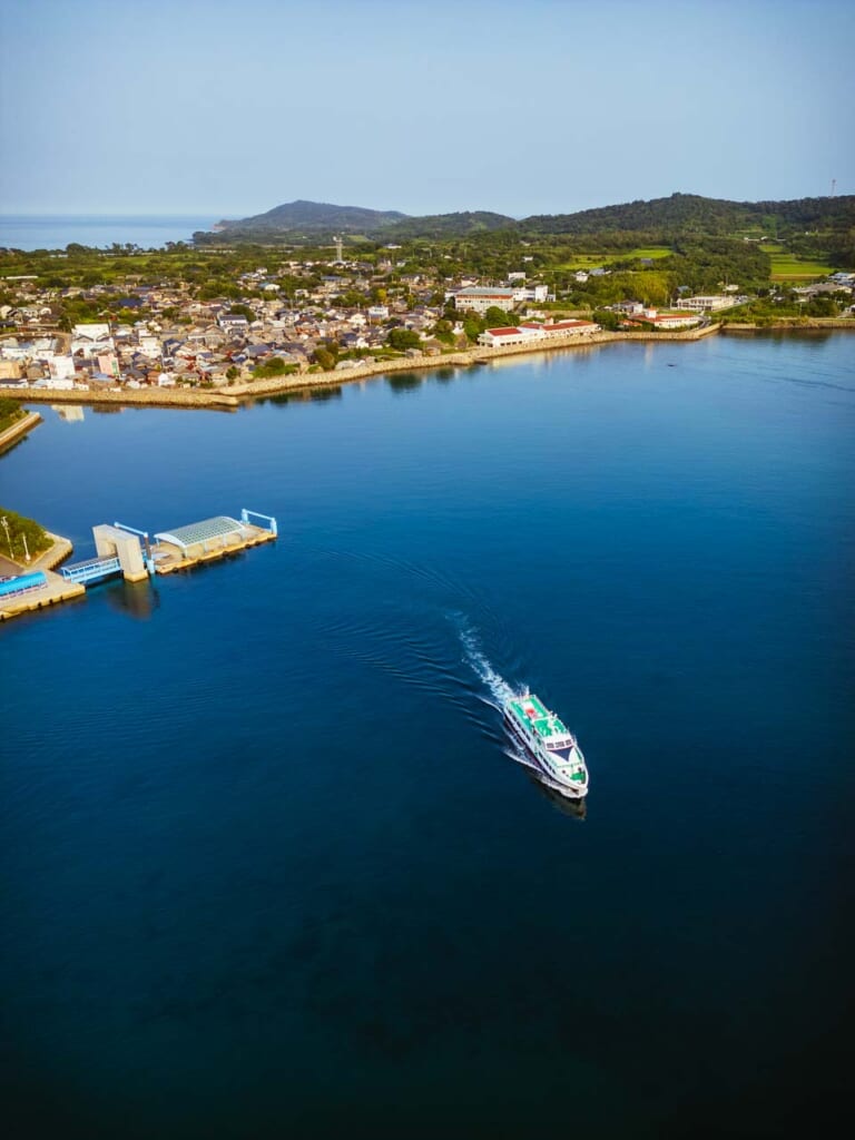 Un ferry desplazándose en la isla de Ojika