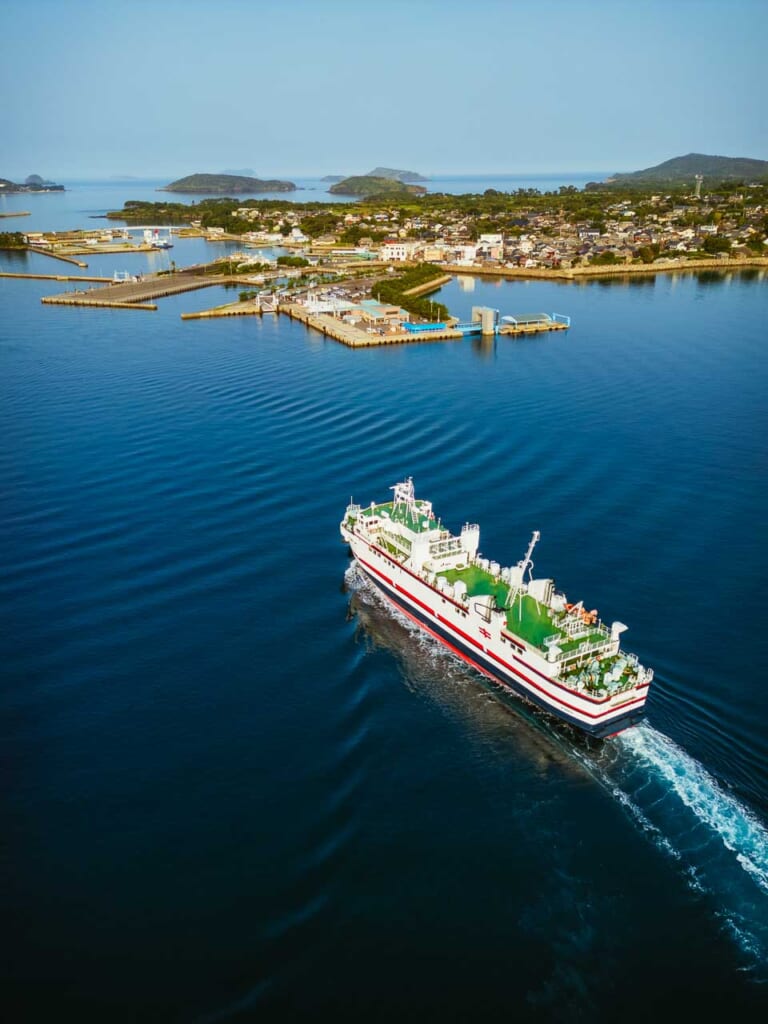 Un ferry desplazándose en la isla de Ojika