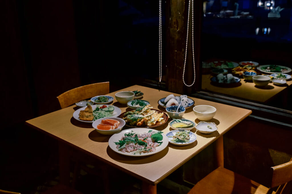 Una deliciosa cena local en Japón