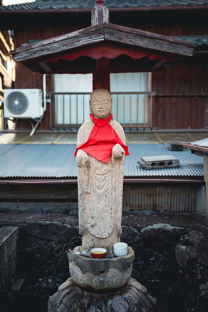 Una figura jizo con su atuendo rojo