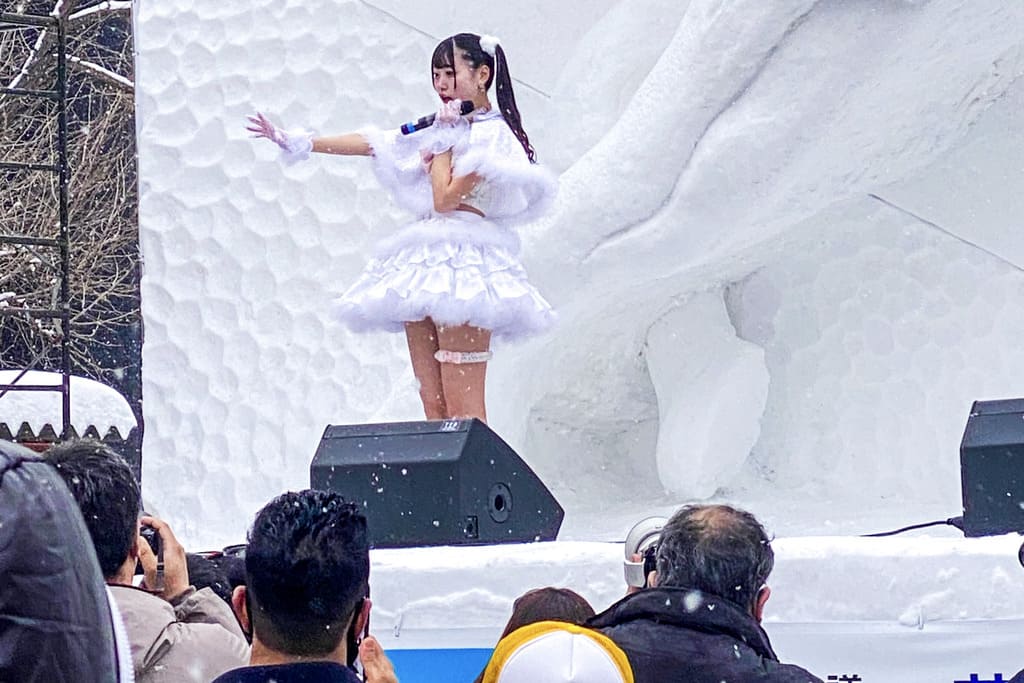 Actuación musical de "idols" en el Festival de la Nieve de Sapporo (Yuki Matsuri)