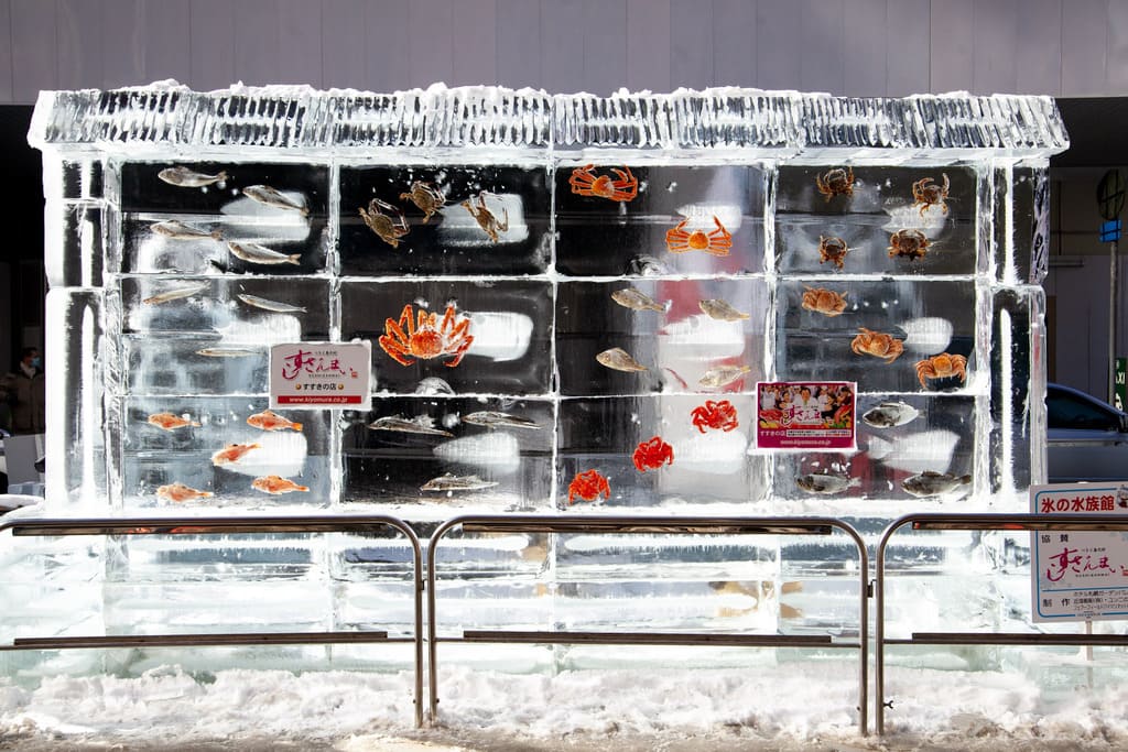 Escultura de marisco congelado de la cadena de sushi Sushi Zanmai, en el recinto de Susukino durante el Festival de la Nieve de Sapporo (Yuki Matsuri)
