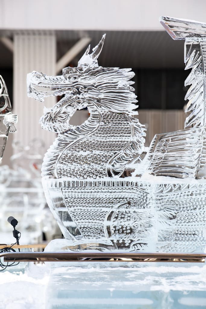 Escultura de dragón de hielo en el recinto de Susukino en el Festival de la Nieve de Sapporo (Yuki Matsuri)