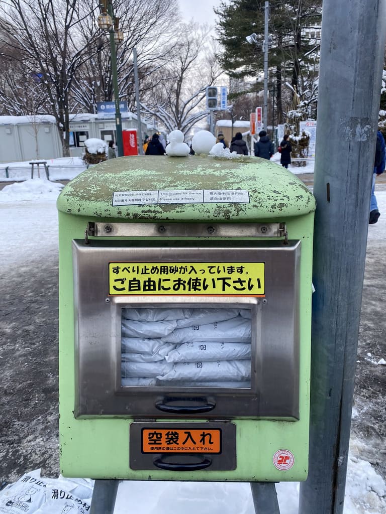 Dispensador de arena en el Parque Odori de Sapporo